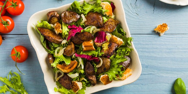 Foies de volaille et paprika fumé servis en salade